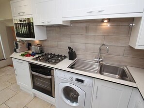 Dishwasher, high chair - Sunrise Cottage, Padstow (Padstow)