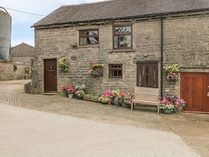 Exterior - Stable Barn: A Cozy Getaway in Wetton (Ashbourne)