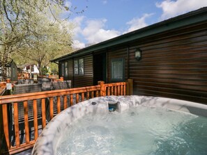 Outdoor spa tub - Robin's Lodge, Troutbeck Bridge (Windermere)