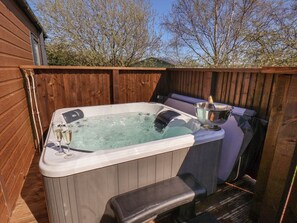 Outdoor spa tub - Tulip Lodge in Runswick Bay. (Saltburn-by-the-Sea)