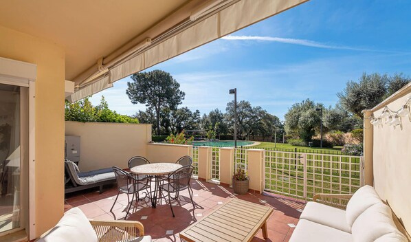 Outdoor dining - Casa Solvara - Multiple Pools 5min Beach Access (Marbella)