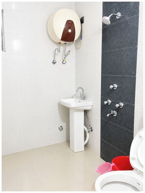 Douche, douche à « effet pluie », chaussons, bidet