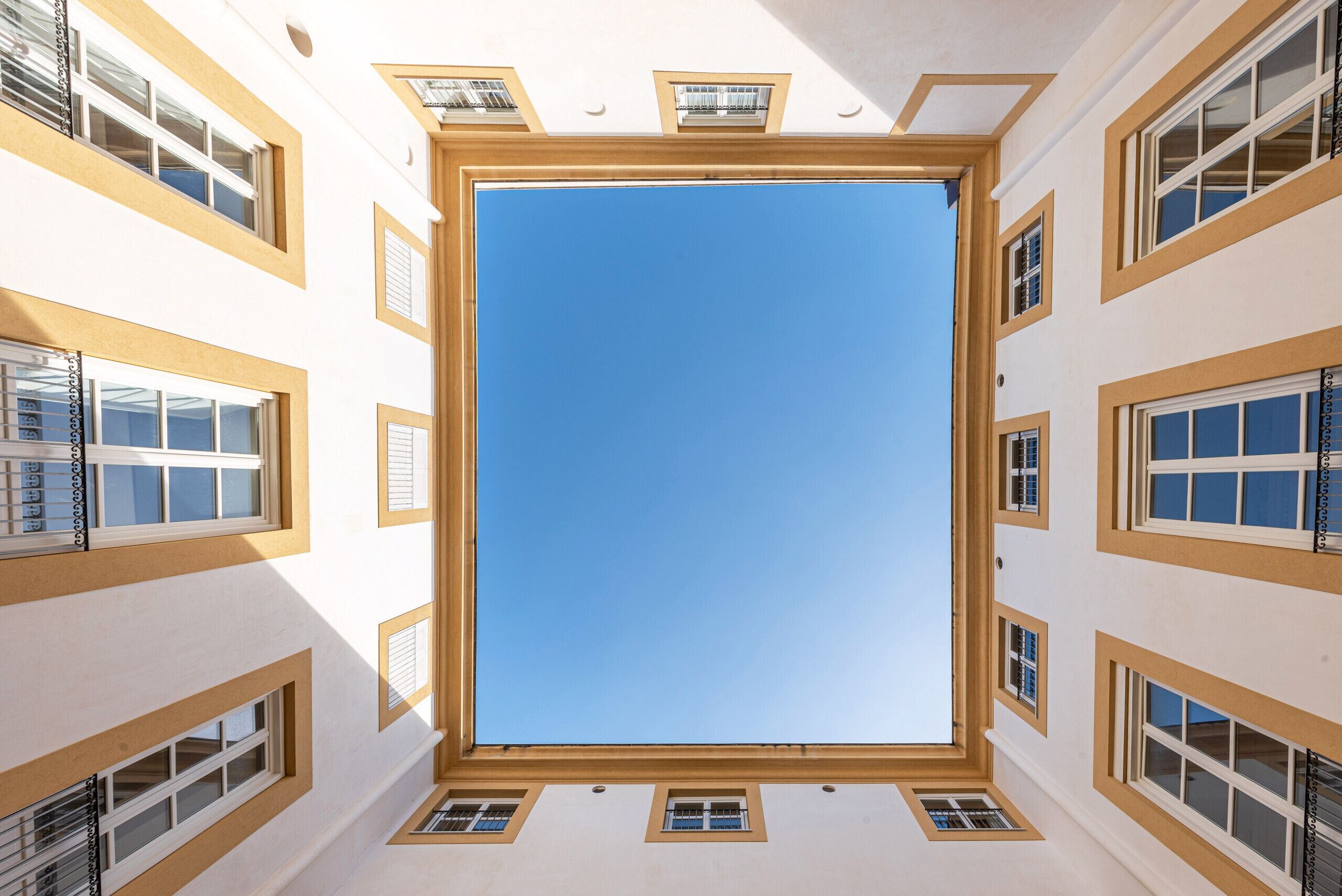 Un edificio con varias ventanas y una claraboya central.
