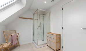 Dusche, Haartrockner, Handtücher