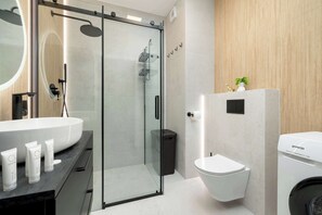Dusche, Haartrockner, Handtücher, Shampoo