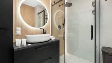 Dusche, Haartrockner, Handtücher, Shampoo