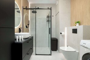 Dusche, Haartrockner, Handtücher, Shampoo