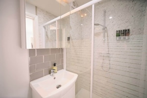 Douche, séchoir à cheveux, shampooing