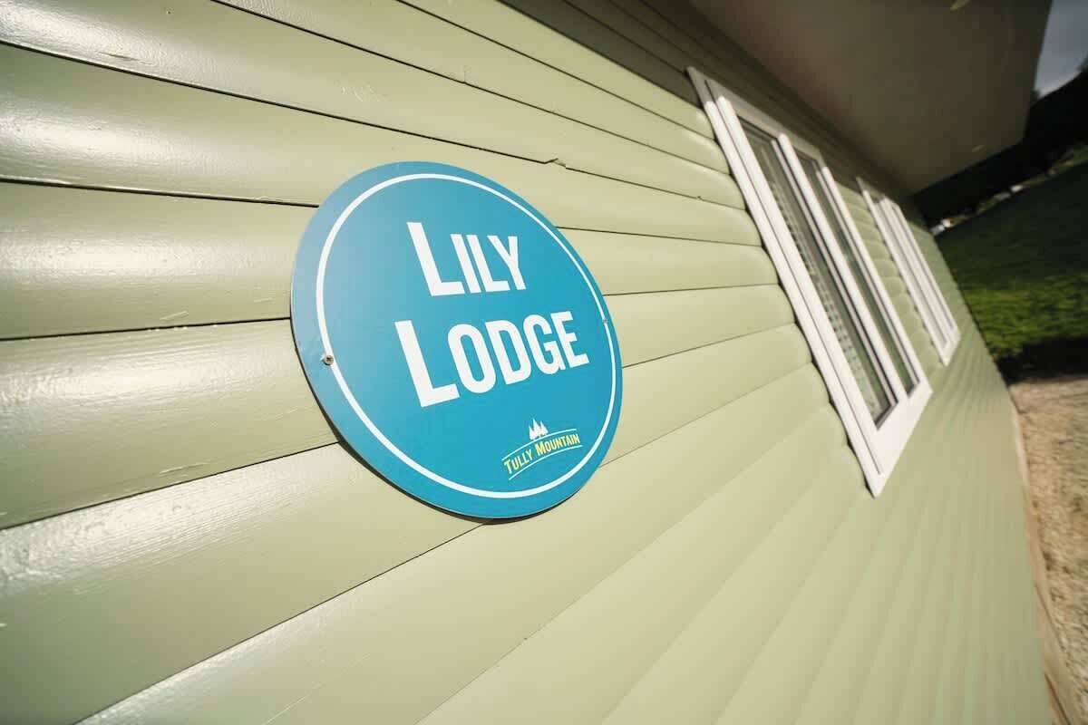 A circular sign with 'LILY LODGE' and 'FULLY MOUNTAIN' text on a light green building.