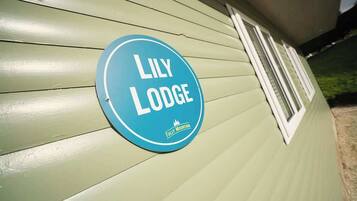 A circular sign with 'LILY LODGE' and 'FULLY MOUNTAIN' text on a light green building.