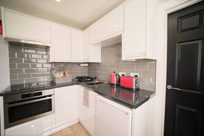 Private kitchen - Countryside Retreat with Hot Tub & Playground (Ráth Mealtain)