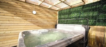Countryside Retreat with Hot Tub & Playground