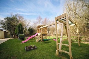 Children’s area - Countryside Retreat with Hot Tub & Playground (Ráth Mealtain)