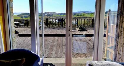 Bungalow with Sea & Mountain Views I Huge Decking