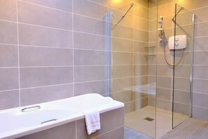 Dusche, Haartrockner, Handtücher