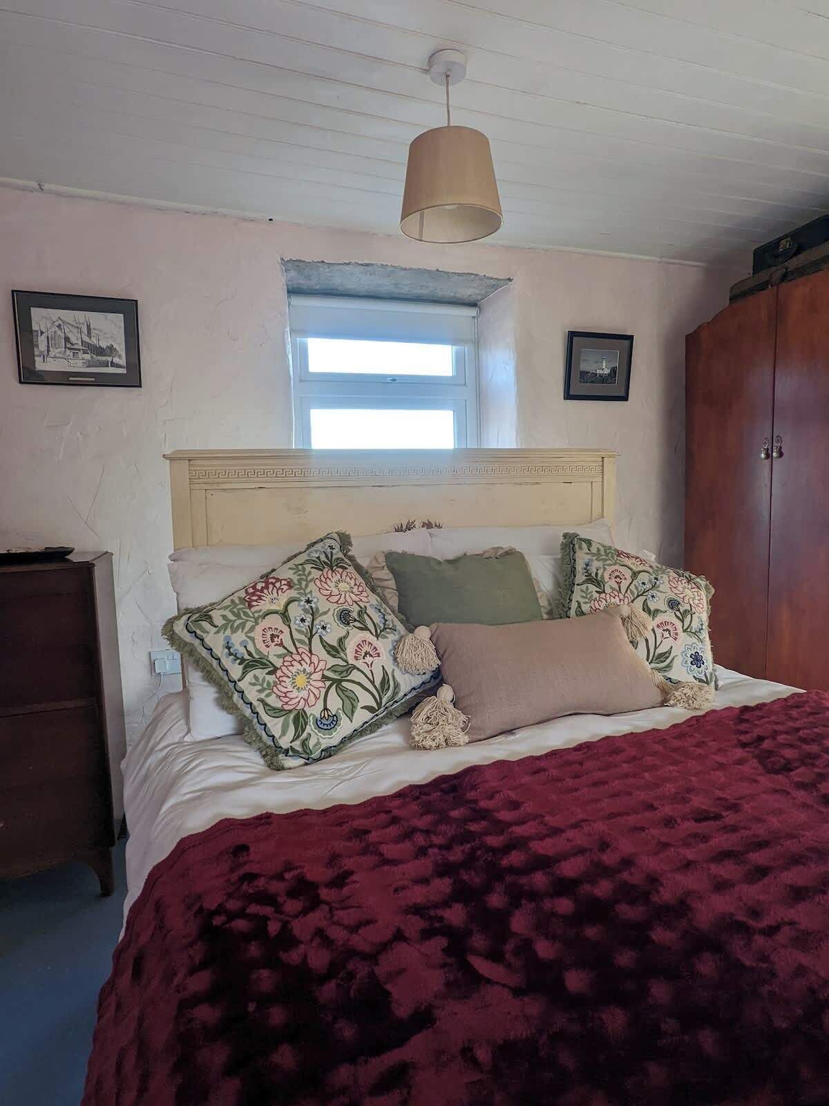 2 bedrooms, iron/ironing board, travel cot, WiFi