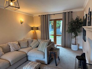 TV, fireplace - Modern 4 Bed,3 Bath Detached Home with Sea View (Quigley's Point)