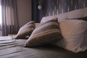 4 bedrooms, iron/ironing board, WiFi, bed sheets - Modern 4 Bed,3 Bath Detached Home with Sea View (Quigley's Point)