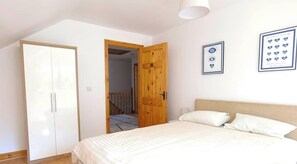 Tabla de planchar con plancha, wifi, ropa de cama