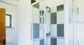 Shower, hair dryer, towels, shampoo - 4BR Workers Accommodation | Sleeps 7 | Wi-Fi (Letterkenny)