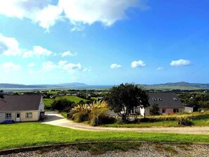 Property grounds - Stunning Sea Views, Pets Welcome, Sleeps 9 (Carraig Airt)