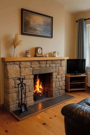 TV, fireplace - Stunning Sea Views, Pets Welcome, Sleeps 9 (Carraig Airt)
