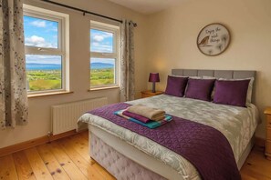 4 bedrooms, iron/ironing board, WiFi, bed sheets - Stunning Sea Views, Pets Welcome, Sleeps 9 (Carraig Airt)