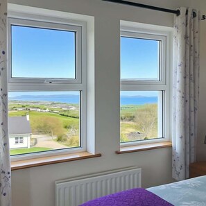 4 bedrooms, iron/ironing board, WiFi, bed sheets - Stunning Sea Views, Pets Welcome, Sleeps 9 (Carraig Airt)