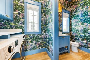 Een douche, een haardroger, handdoeken