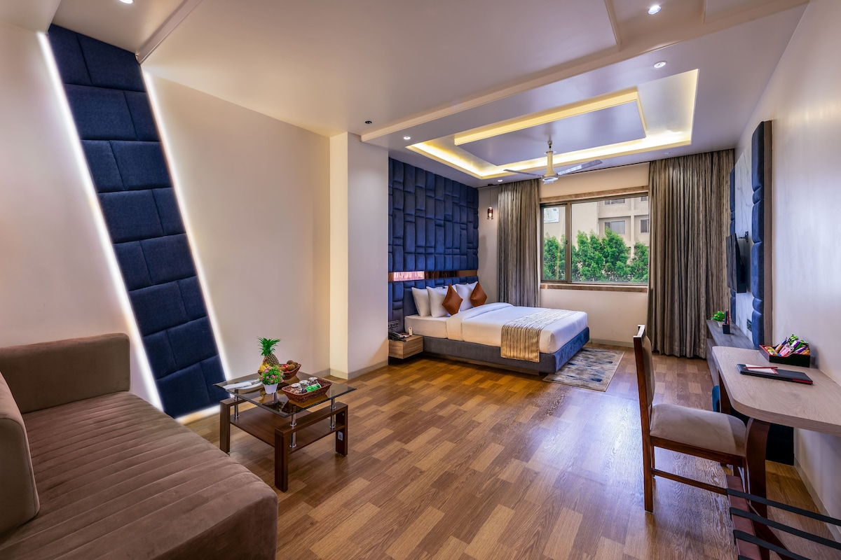 Un dormitorio moderno con cama, mesitas de noche, un escritorio y una silla.