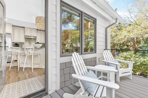 Outdoor dining - 10 Wood Ibis: A NEW BESTNEST by Beverly Serral (Hilton Head Island)