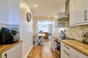 Fridge, dishwasher, coffee/tea maker, electric kettle - Host & Stay | Llanberis (Gwynedd)