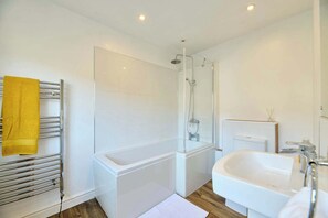 Shower, hair dryer, towels, shampoo - Host & Stay | Llanberis (Gwynedd)