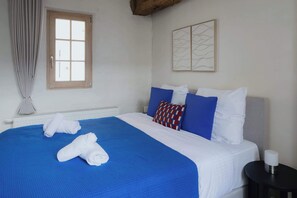 Escrivaninha, berço de viagem, Wi-Fi, roupa de cama