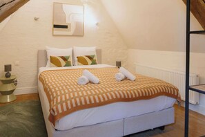 Escrivaninha, berço de viagem, Wi-Fi, roupa de cama