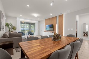 Dining - Belle's Private Retreat (Davenport)