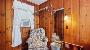 Standard Room, 1 Queen Bed | Interior