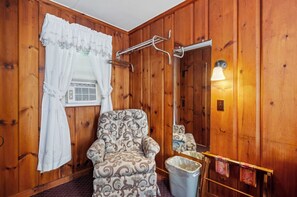 Standard Room, 1 Queen Bed | Interior