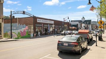 Una escena callejera con un edificio que muestra la leyenda 'The River District' y 'White Mountains Canning Co.'.