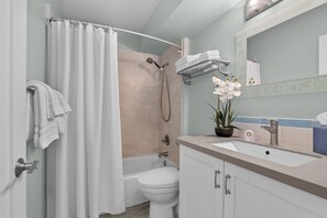 Hair dryer, towels - Comfy studio in Heart of Waikiki! Quick walk to beach, close to Ala Moana! (Honolulu)