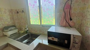 Habitación básica, balcón, vistas al jardín | Cocina privada