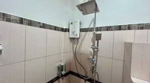 Quarto básico, sacada, vista para o jardim | Banheiro | Chuveiro, produtos de toalete grátis, papel higiênico 