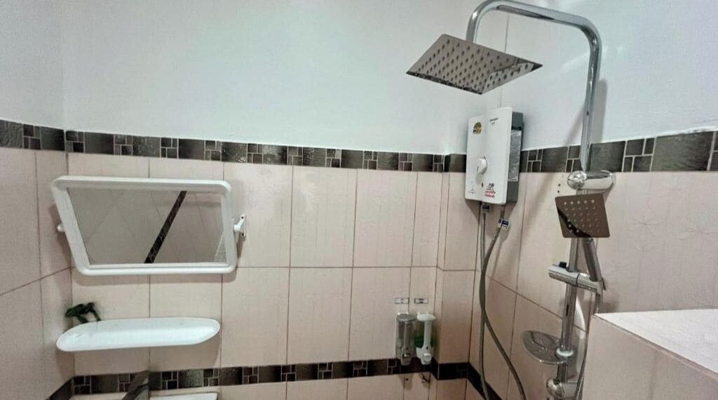 Eenvoudige kamer, balkon, uitzicht op tuin | Badkamer | Een douche, gratis toiletartikelen, toiletpapier