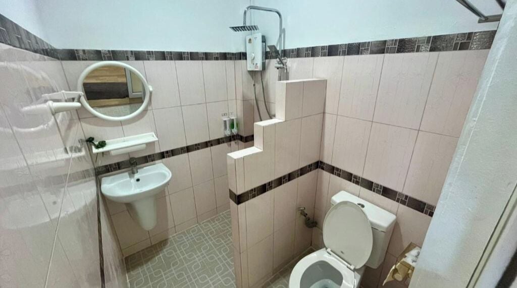 Eenvoudige kamer, balkon, uitzicht op tuin | Badkamer | Een douche, gratis toiletartikelen, toiletpapier
