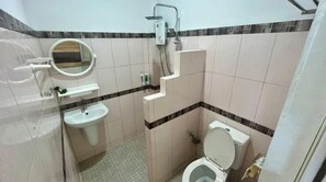 Quarto básico, sacada, vista para o jardim | Banheiro | Chuveiro, produtos de toalete grátis, papel higiênico 