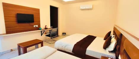 Comfort Triple Room, City View | Wi-fi percuma