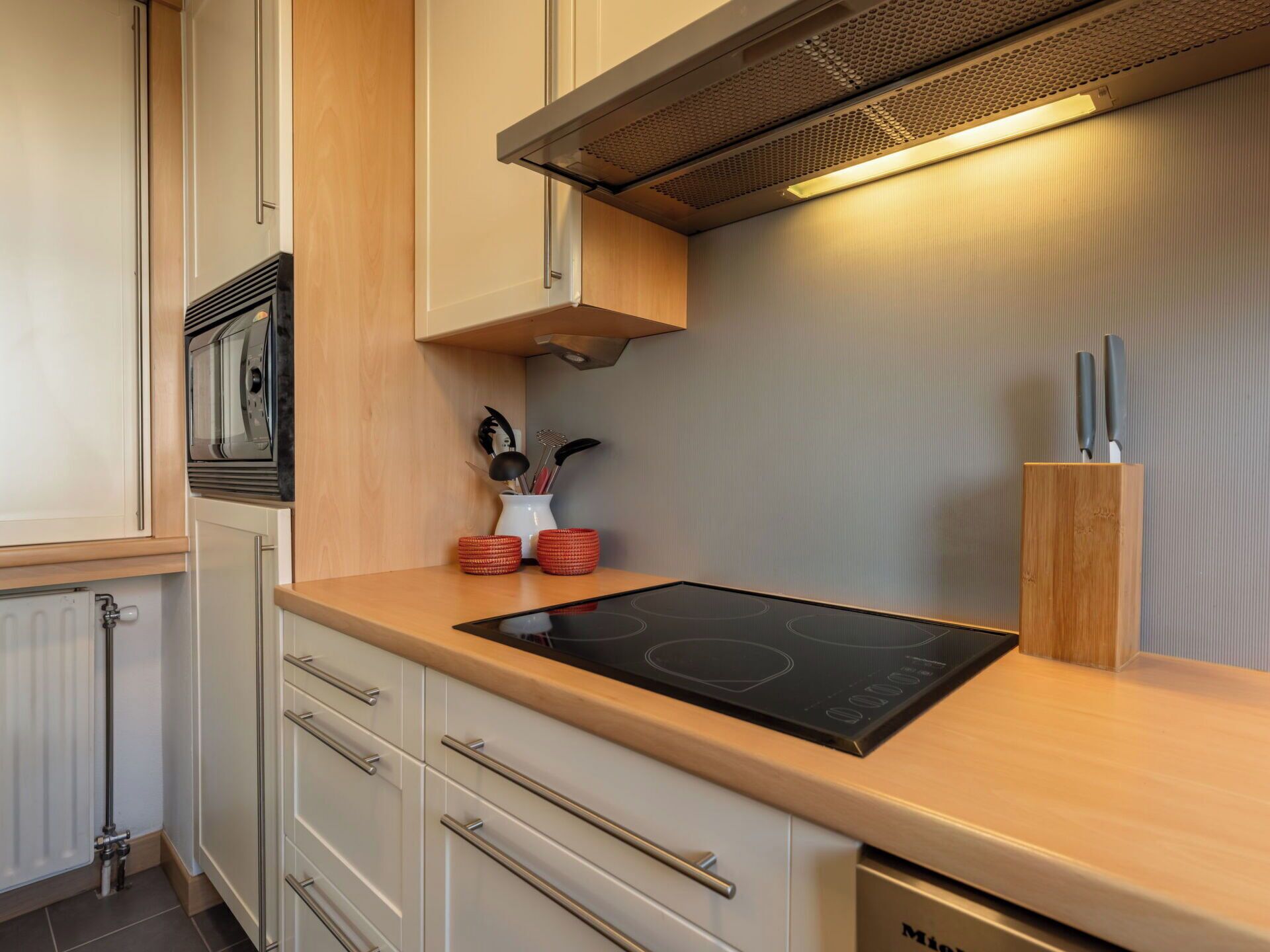Küchengerät, Küche, Countertop, Major Appliance, Holz, Cabinetry, Interior Design, Haushaltsgerät, Flooring, Möbel