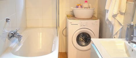 Dusche, Haartrockner, Bidet, Handtücher