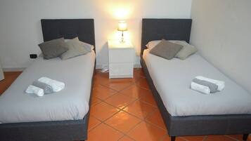 Iron/ironing board, Internet, bed sheets