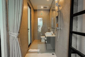 Shower, towels, soap, shampoo - D'Kenyeri Villa by Aayan (Tabanan)